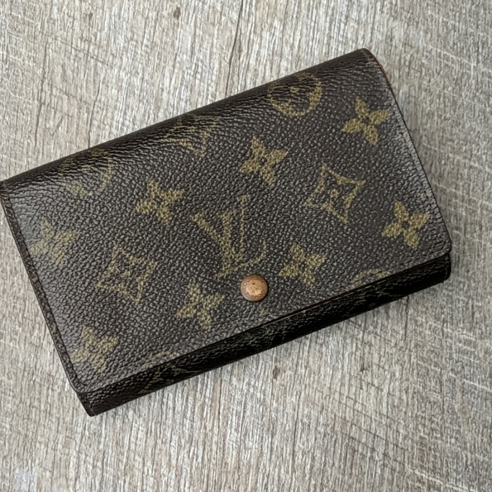 Authentic Louis Vuitton wallet monogram